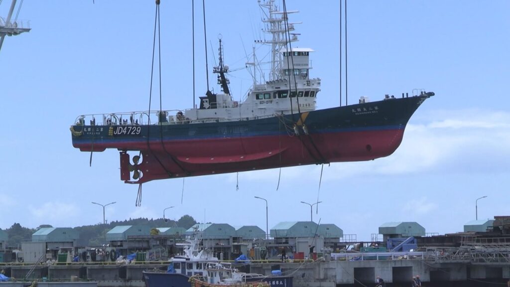 起重機船「富士」により吊り上げられた漁船が横転事故から台座へ戻る