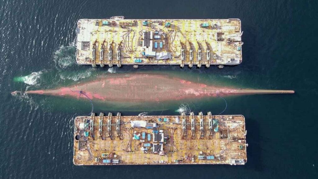 来島海峡の海底から引き揚げた「白虎」、小部湾へ曳航完了