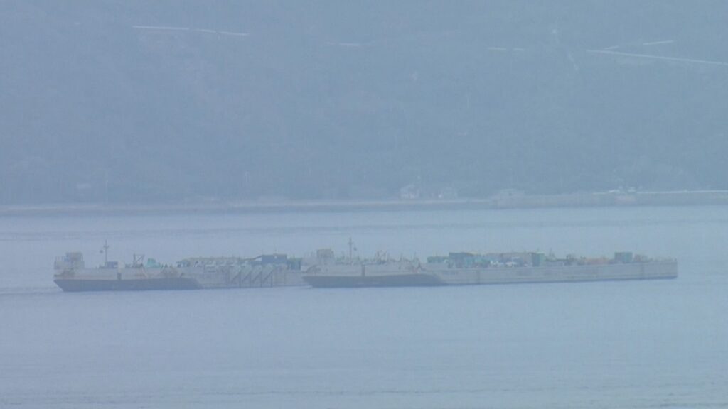 貨物船「白虎」引き揚げ作業再開、間もなく巨大な船体が姿を現す