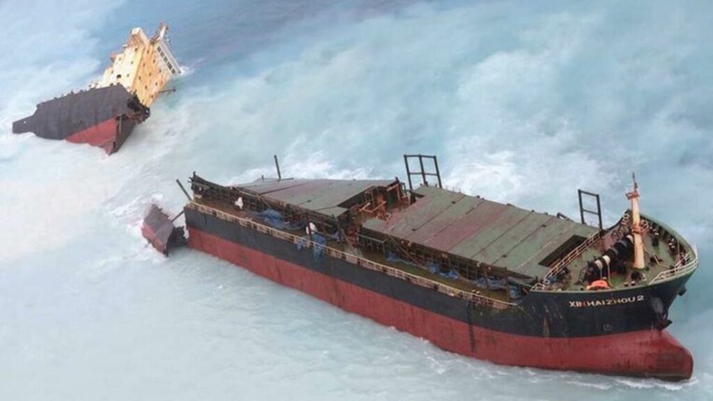 今年1月に石垣沖で座礁の貨物船、台風による波浪で船体分断