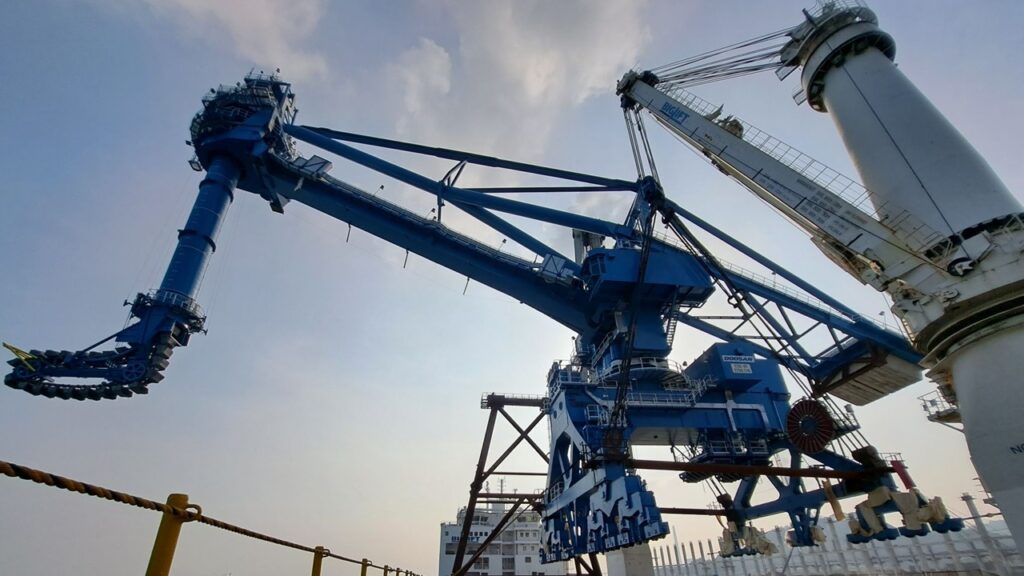 重量1,492トン、シップアンローダーを自船のクレーンで積み込み