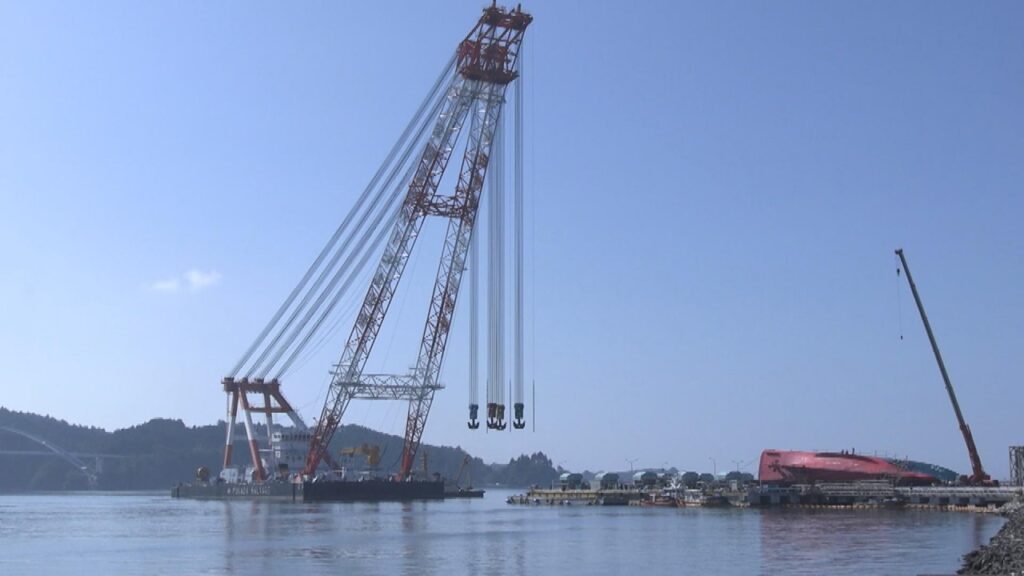 気仙沼のみらい造船で横転した漁船の復旧作業に起重機船「富士」登場