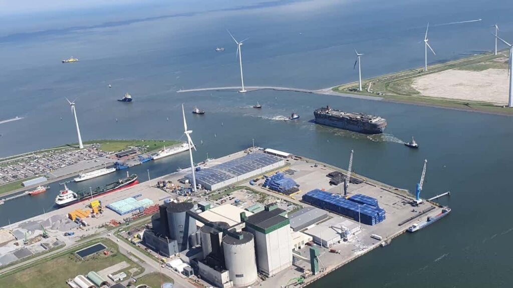 オランダ沖の「フリーマントル・ハイウェイ」エームスハーヴェン入港