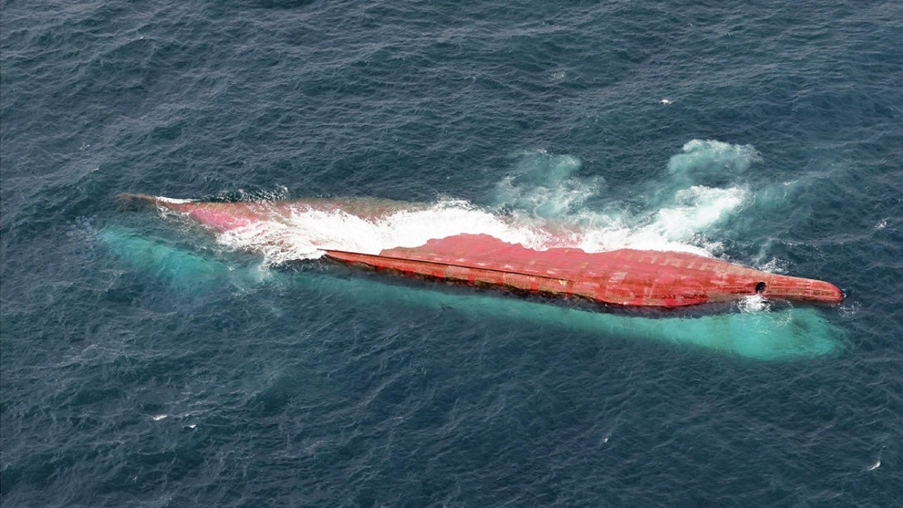 和歌山沖で衝突事故により転覆した「いずみ丸」、その後沈没