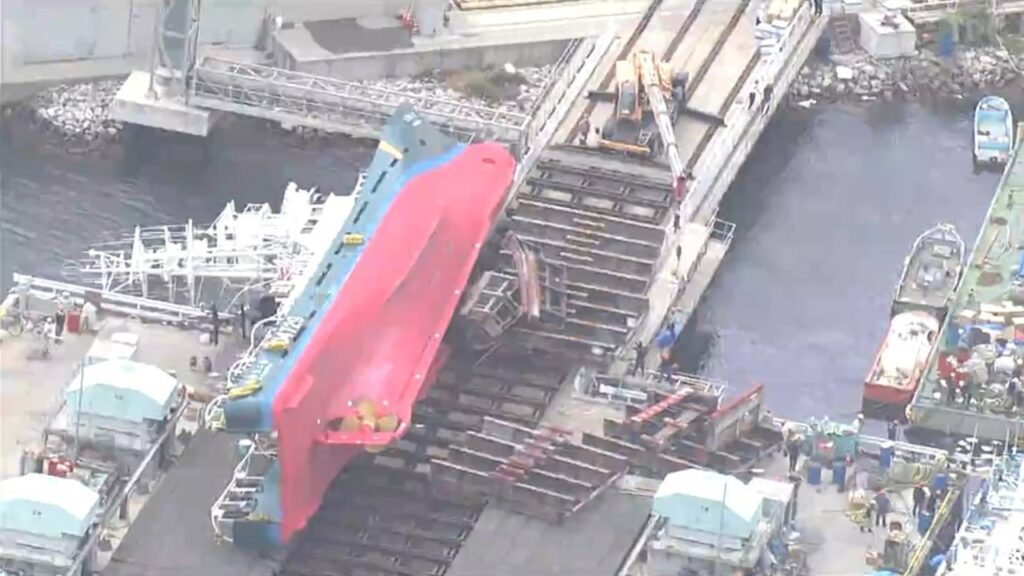 気仙沼のみらい造船で作業ドックへの移動中に漁船が横転