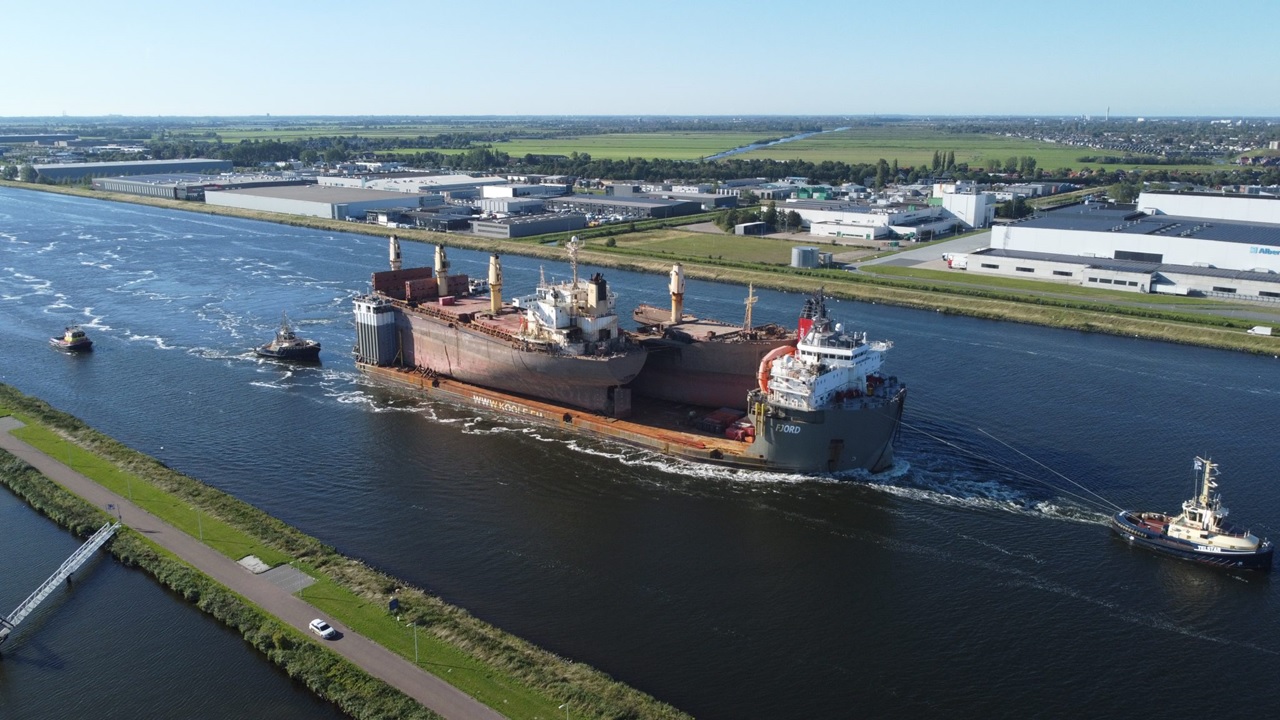 引き揚げられた貨物船「OS 35」がオランダの解体施設に到着