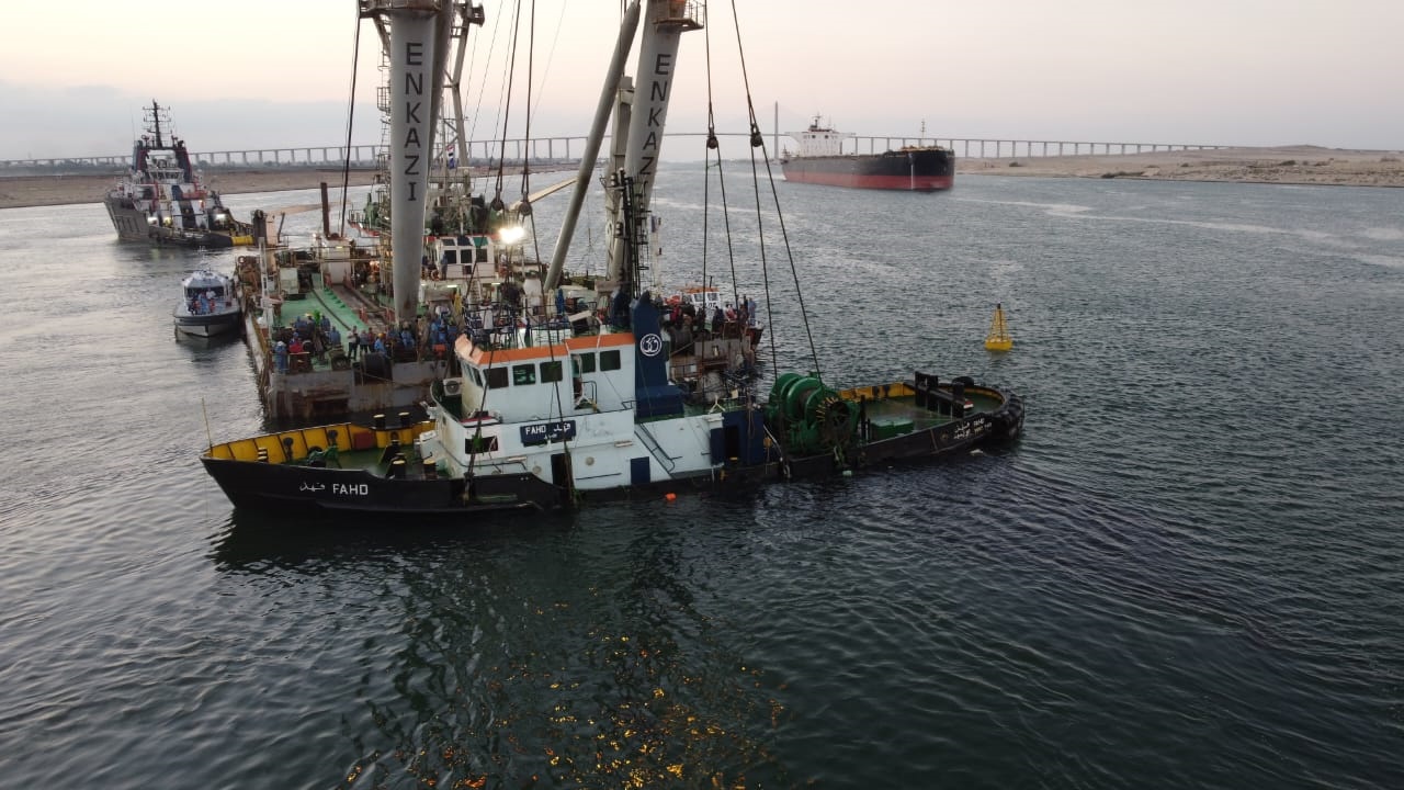 スエズ運河で衝突事故により沈没したタグボートの引き揚げに成功