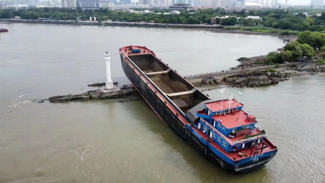 中国で空荷の貨物船が豪快に防波堤へ乗り上げる事故発生