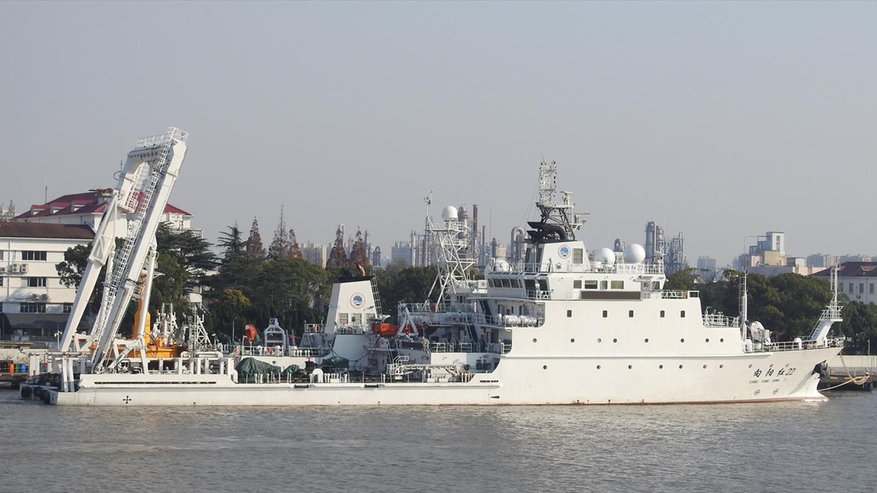 日中中間線を越え日本側にブイ設置、中国の調査船「向陽紅22」
