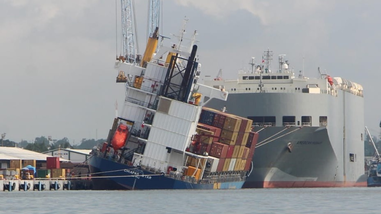 メキシコの港内で大きく傾いたコンテナ船、危険な状態