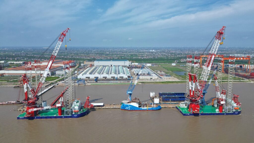 2,500トンと1,800トン、2隻の大型SEP起重機船引き渡し