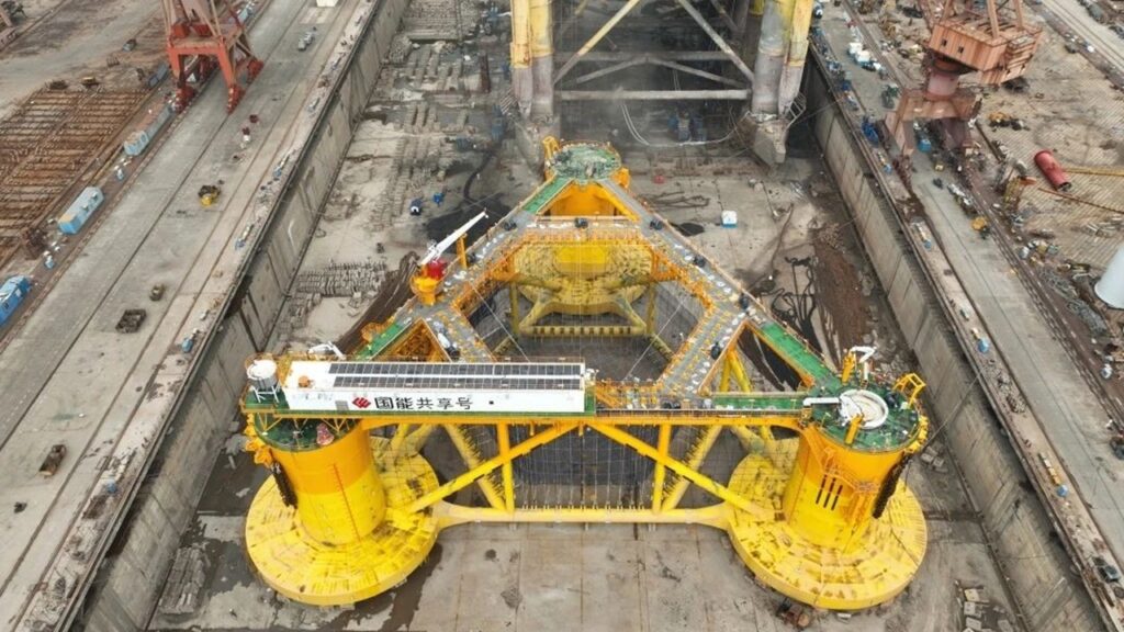 「浮体式洋上風力+養殖漁業」、重量4,900トンの浮体進水