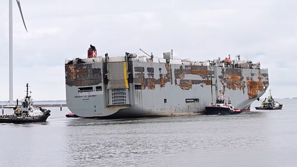 「フリーマントル・ハイウェイ」ロッテルダムへの曳航開始