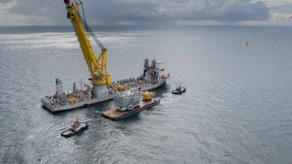 大型クレーン船による「Gode Wind 3」洋上変電所設置