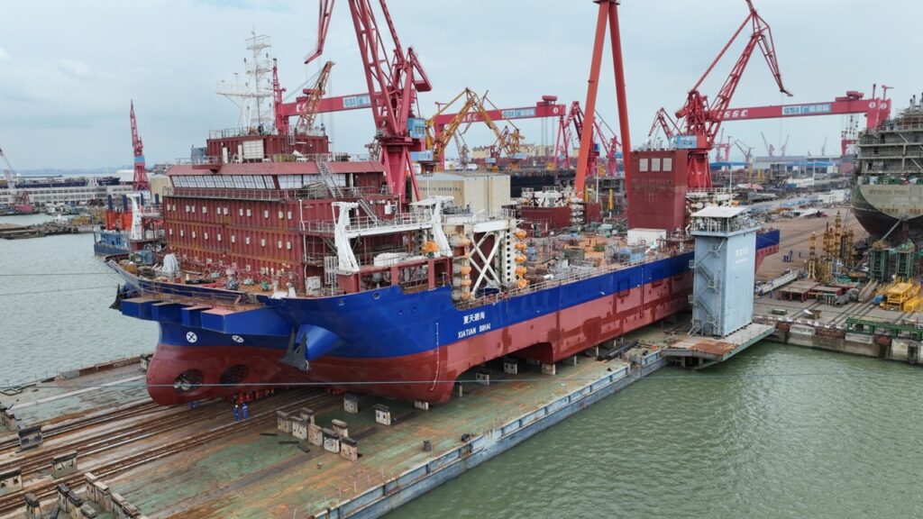 半潜水バージを使用、1,600トン吊りSEP船「夏天碧海」進水