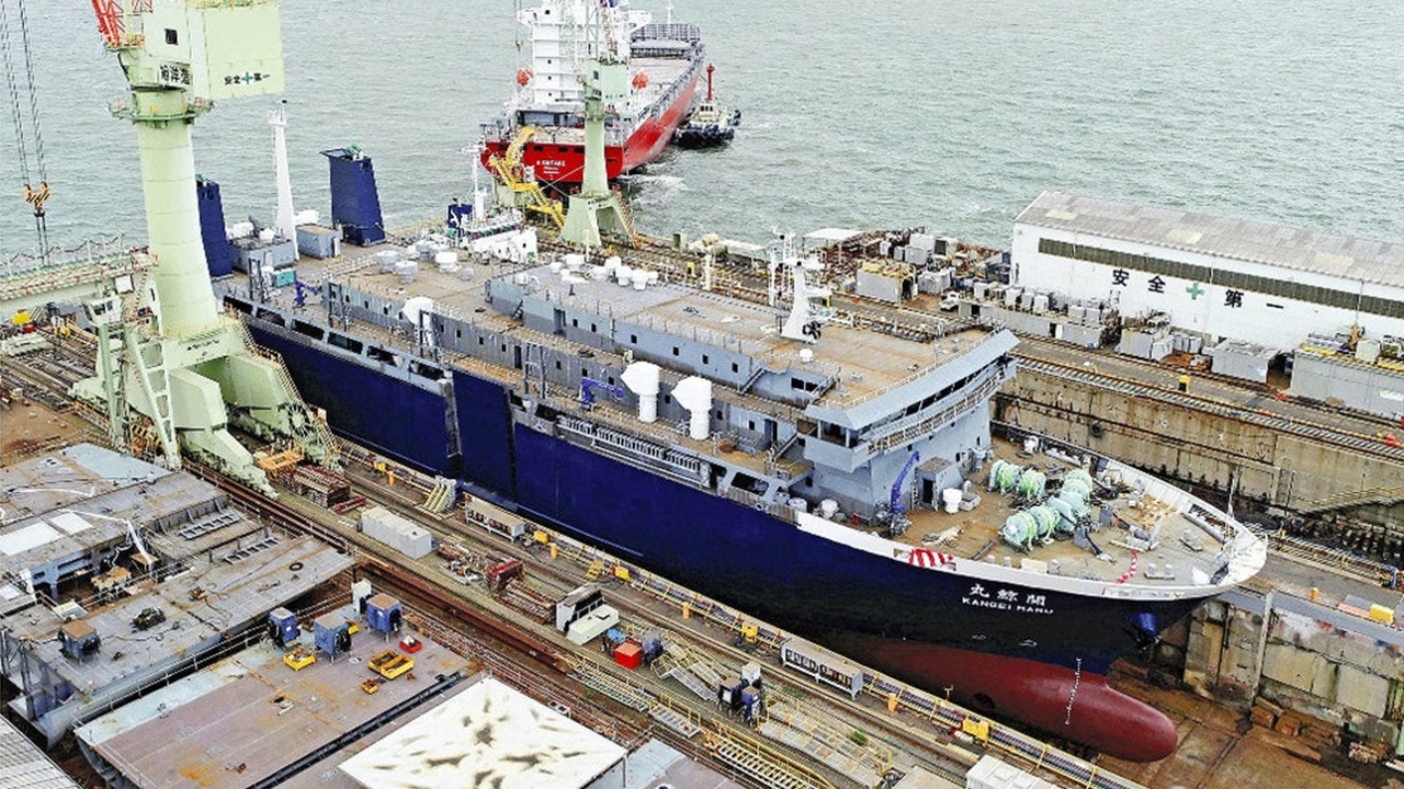 下関市の旭洋造船で建造中の新捕鯨母船「関鯨丸」進水式