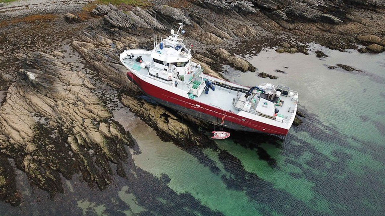 スコットランド西部のスカイ島で活魚運搬船が豪快に座礁