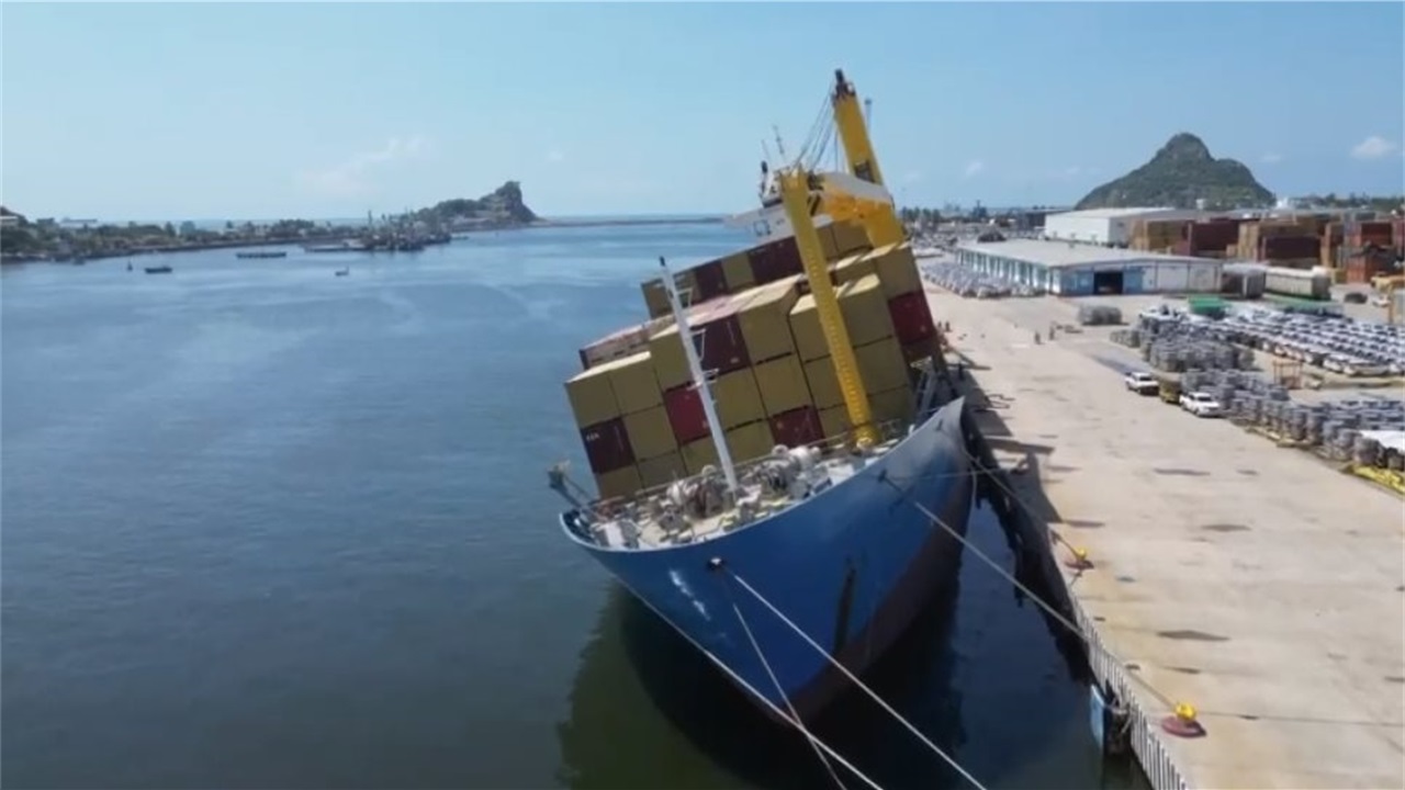 メキシコの転覆する勢いで傾いていたコンテナ船が危機を脱出