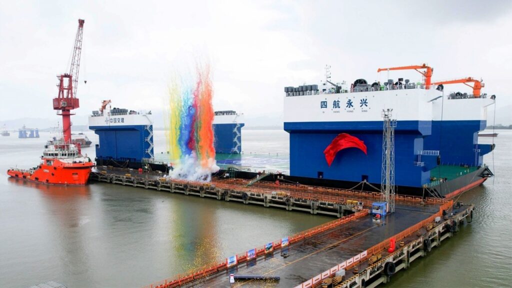 半潜水式バージ「四航永興」完成、分割した船体を進水後に一体化