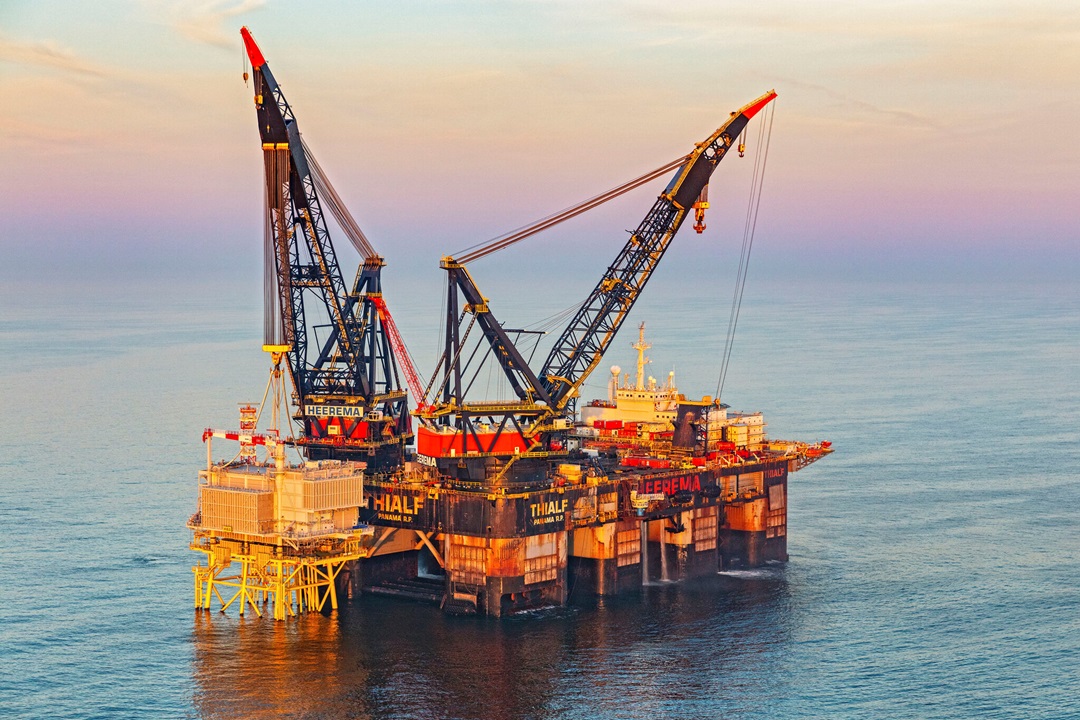クレーン船「Thialf」変電所トップ設置、重量3,600トン