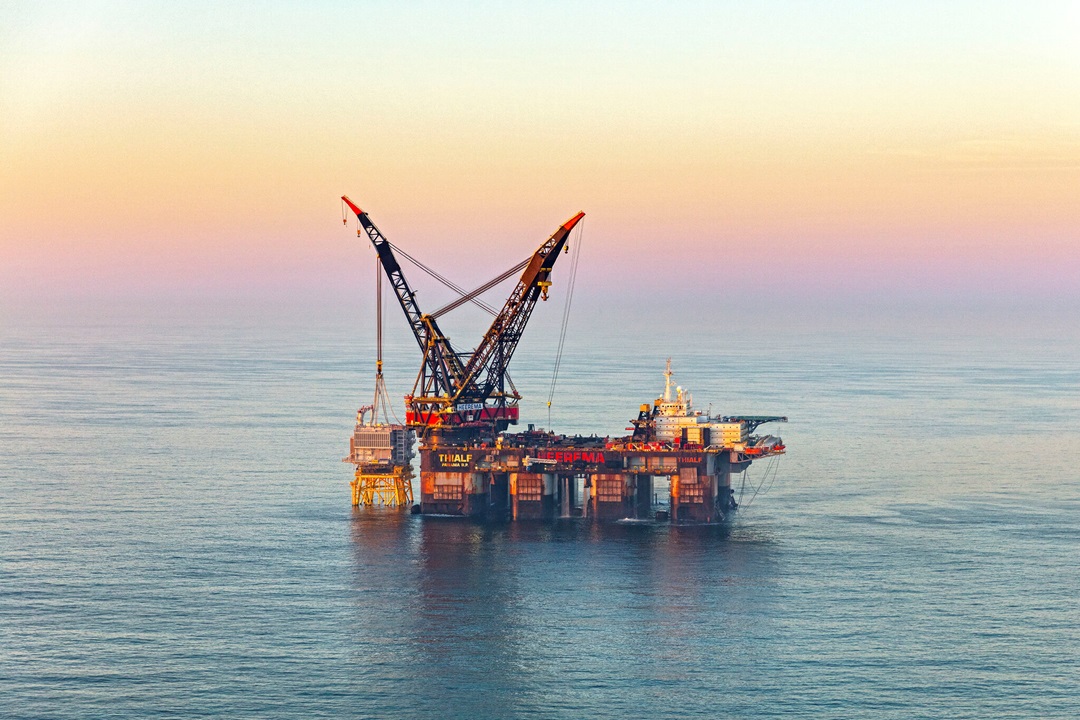 クレーン船「Thialf」変電所トップ設置、重量3,600トン