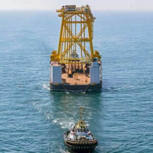 クレーン船「Thialf」変電所トップ設置、重量3,600トン