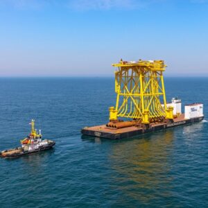 クレーン船「Thialf」変電所トップ設置、重量3,600トン