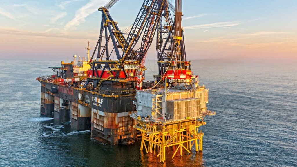クレーン船「Thialf」変電所トップ設置、重量3,600トン