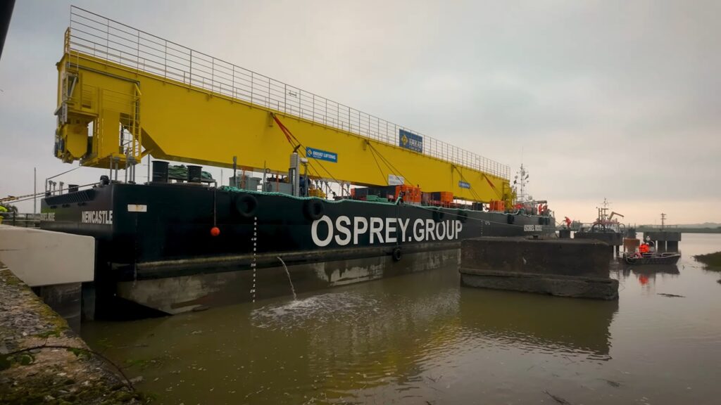 ヒンクリーポイントC原発にタービンホールクレーンガーダー運搬