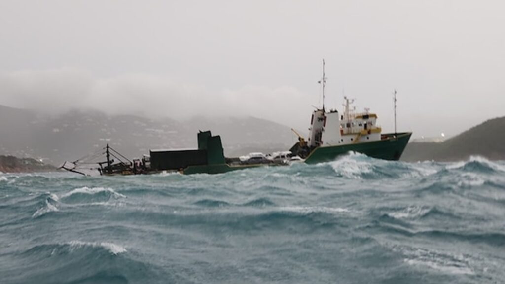 米領バージン諸島沖で座礁したro-ro貨物船から12人を救出