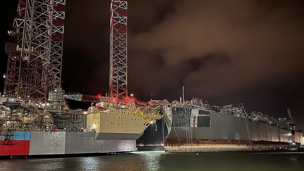 デンマークの港内で全長331mのFPUが漂流し掘削リグと接触