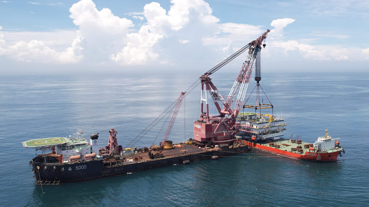 5,000トン吊りクレーン船による洋上変電所トップサイド設置