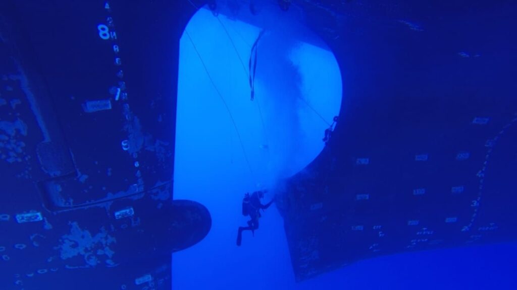 大西洋のど真ん中で嵐によりプロペラが折れた貨物船