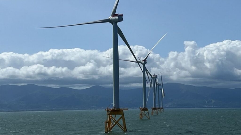 ⽯狩湾新港洋上風⼒で8MW風力タービン14基設置完了