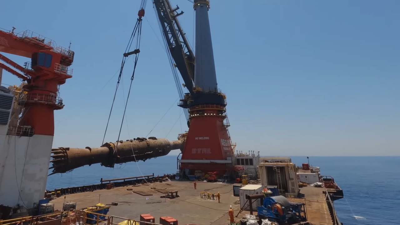 クレーン船「Aegir」重量2,500トンのライザータレット撤去