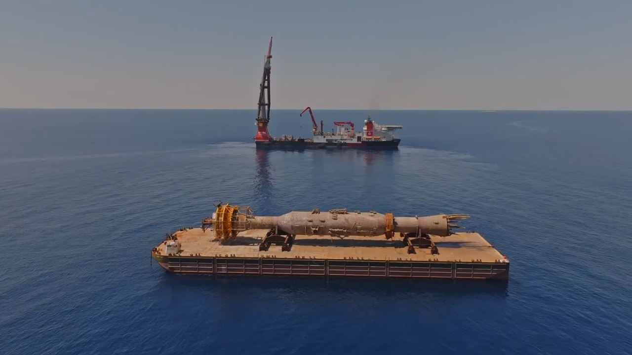 クレーン船「Aegir」重量2,500トンのライザータレット撤去