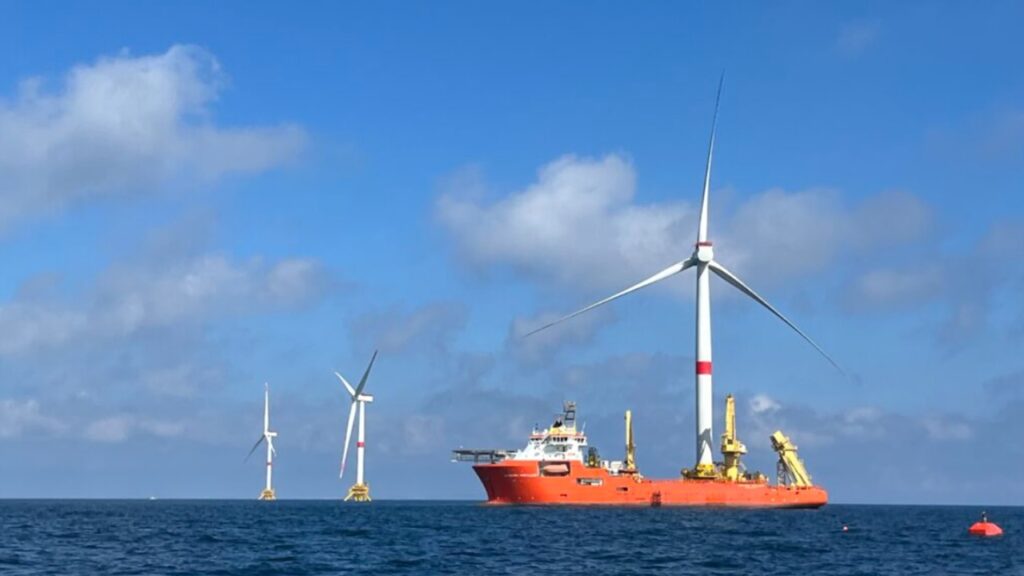 フランスの浮体式洋上風力試験プロジェクトで沖合に3基設置完了