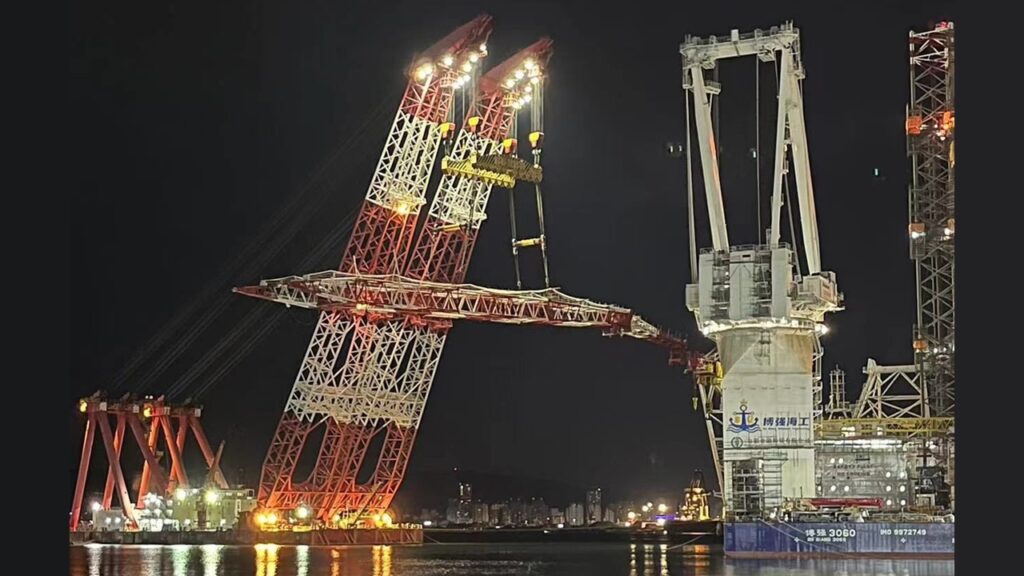 中国で建造中の2,200トン吊りSEP船のメインクレーン設置