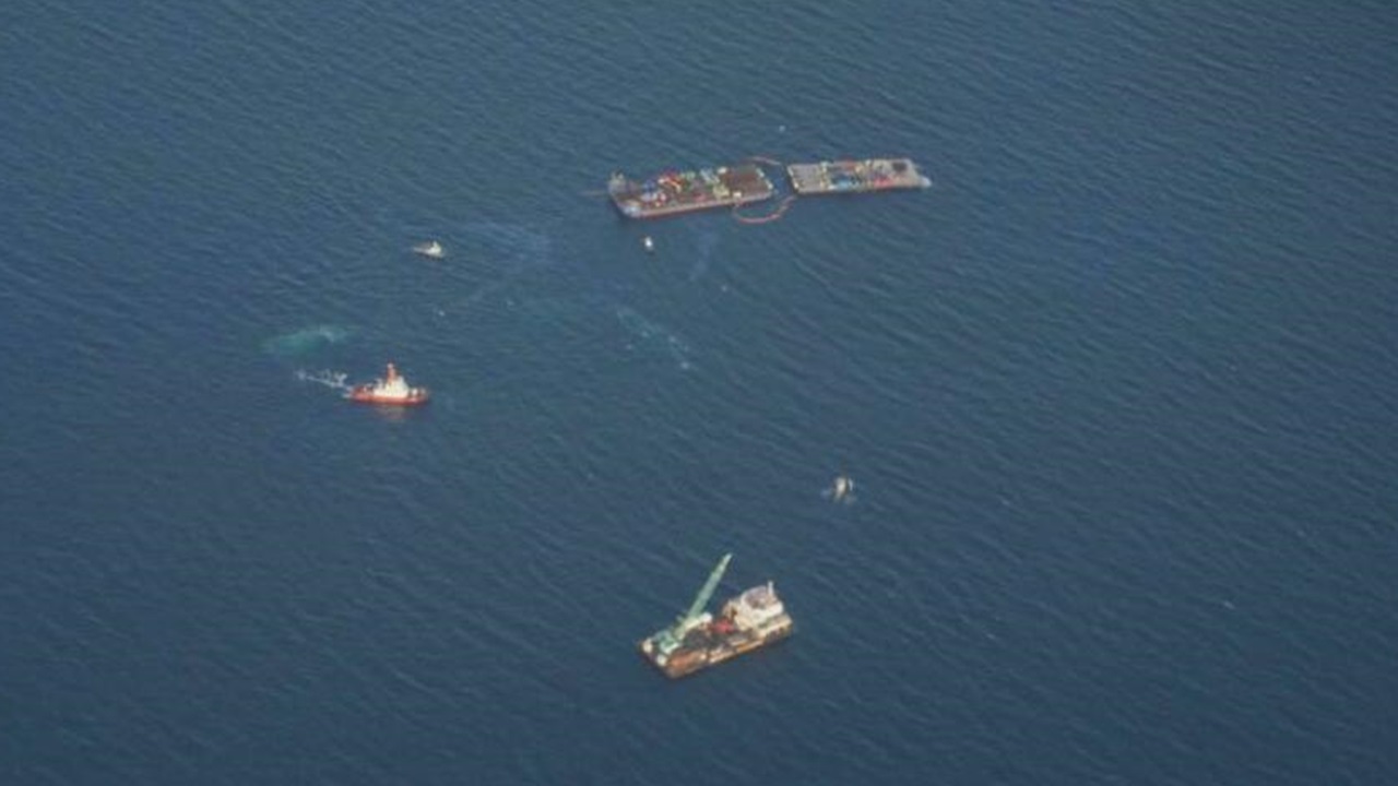 「クリムゾンポラリス」船尾部分の撤去開始、直後に油流出
