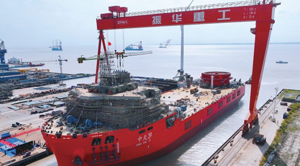 自航式5,000トン吊りクレーン船「中天39」進水