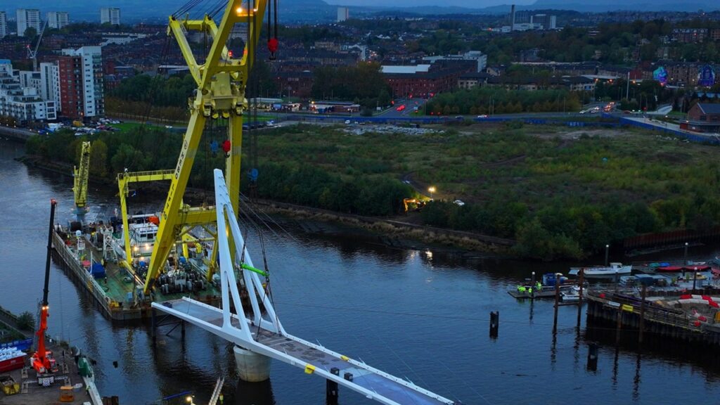 2,200トン起重機船「HEBO Lift 10」旋回橋設置