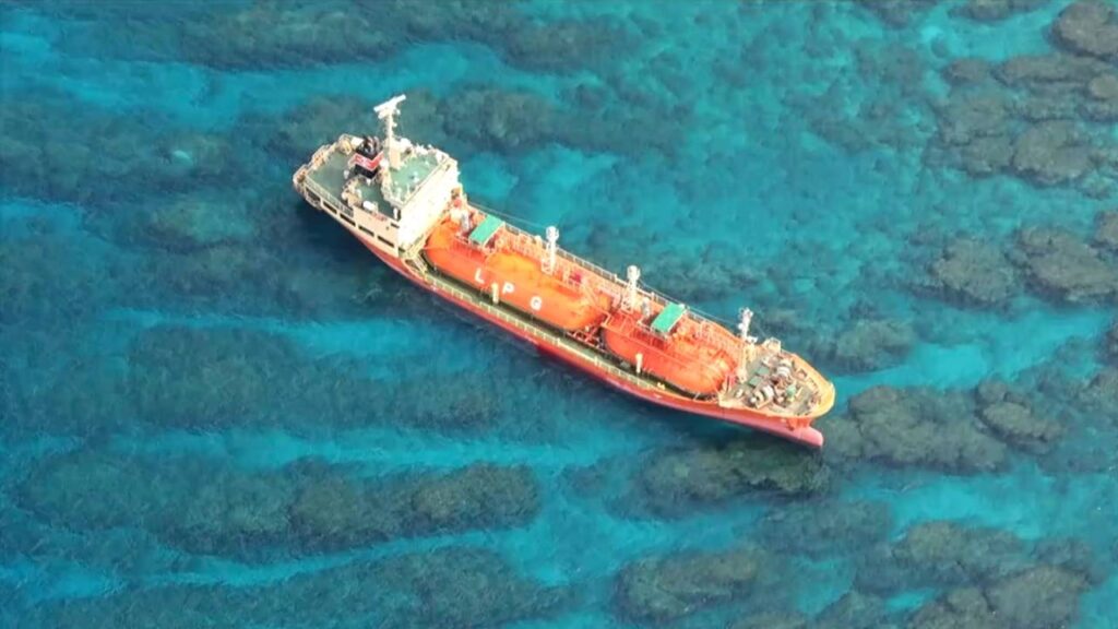与論島沖でLPGタンカー「桃邦丸」座礁、夜には無事離礁
