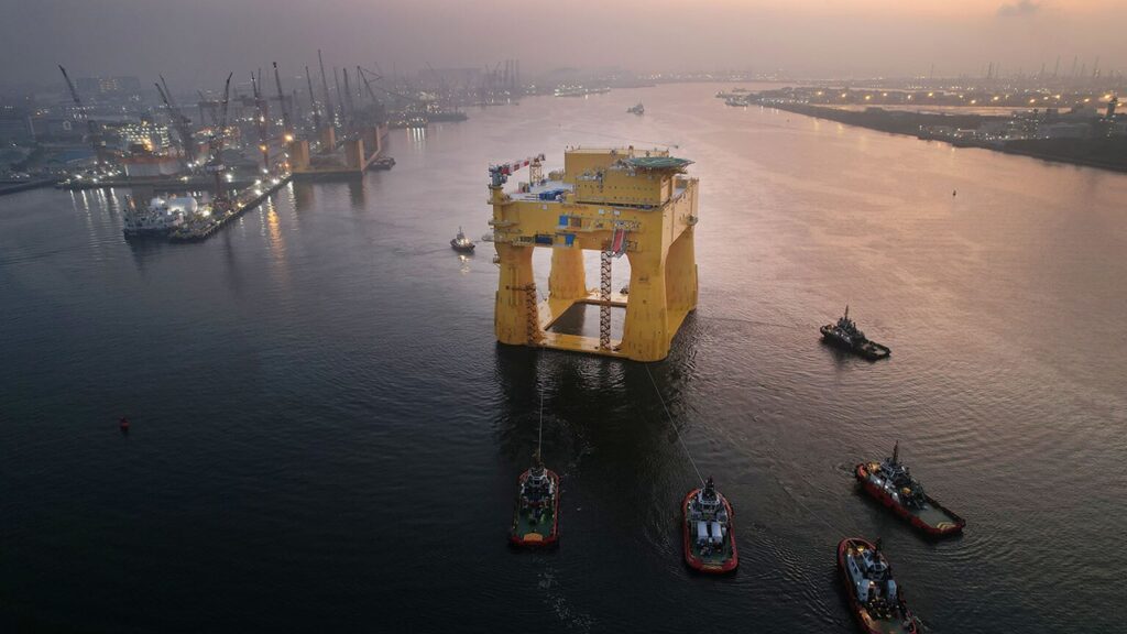 巨大な変換プラットフォームは海底に沈めて着底させる重力式