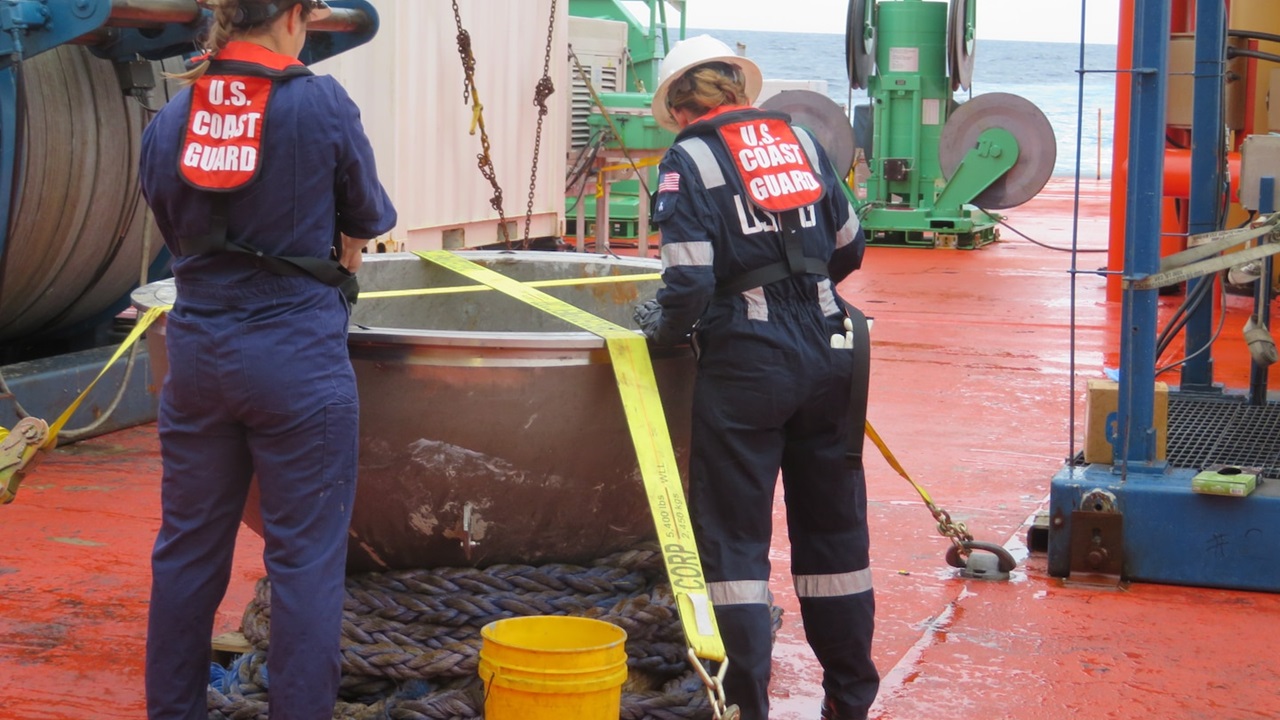 米国沿岸警備隊が海底から潜水艇タイタンの残骸回収