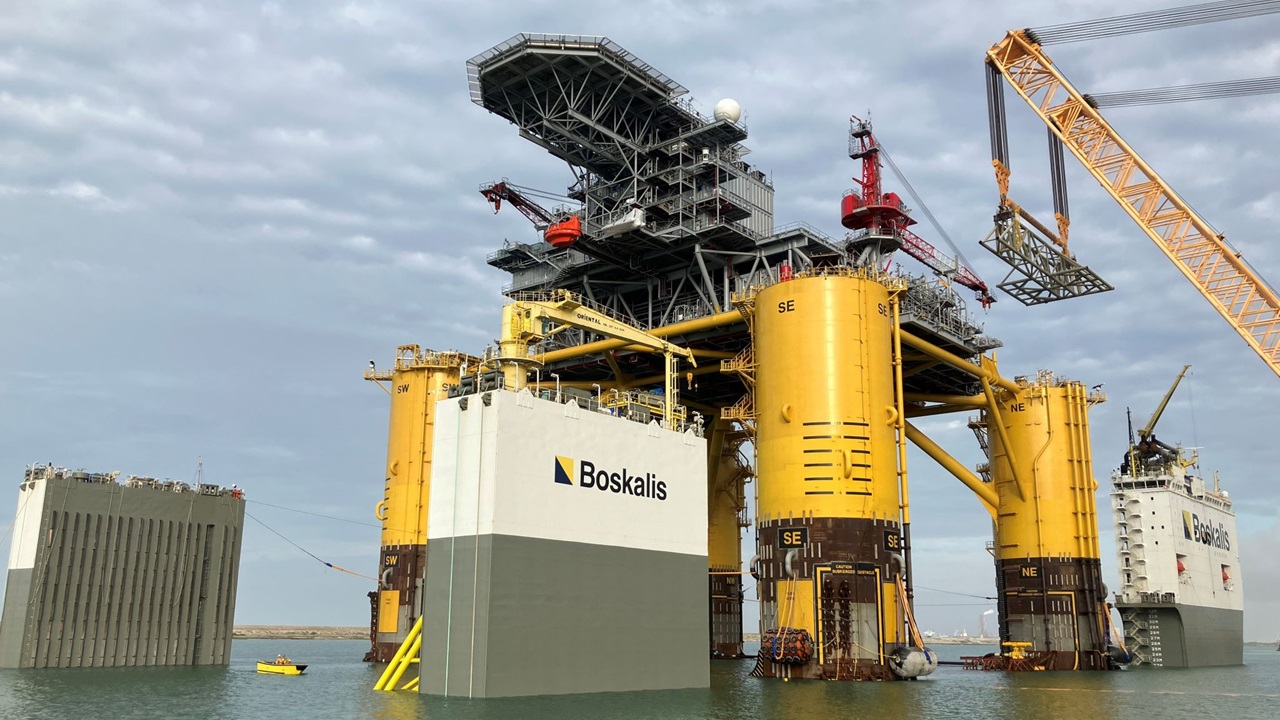 「BOKA Vanguard」による25,000トンのFPU運搬