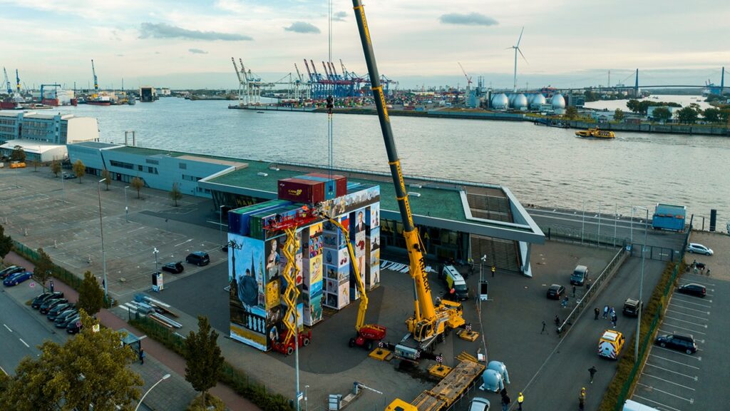 ハンブルクに37個のコンテナを使用した巨大なアート作品