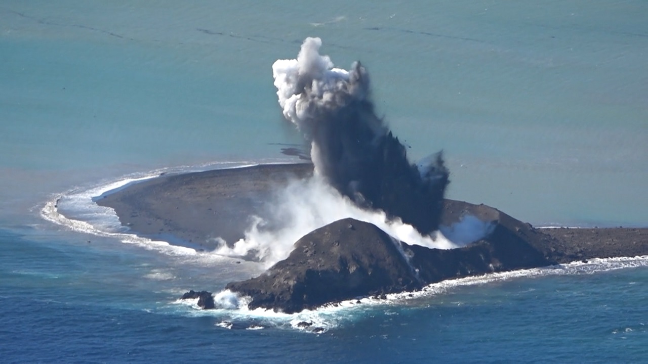 硫黄島で新島誕生、海上保安庁も火山活動継続中の注意喚起