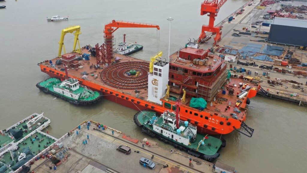 積載容量1万トンのケーブル敷設船 進水、曳航式トレンチャーを搭載