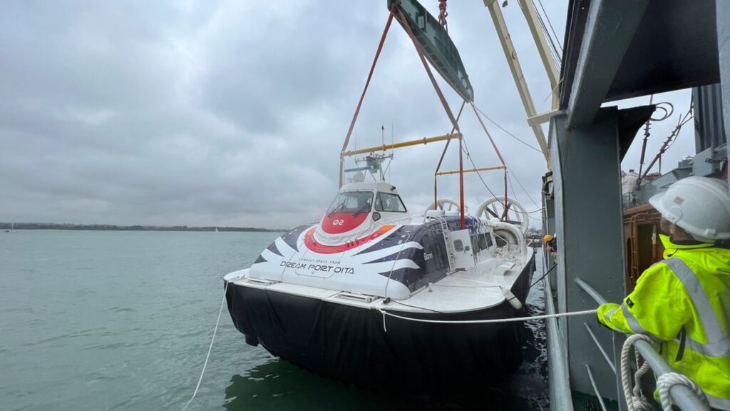 大分ホーバークラフト2番船「Banri」を積んだ運搬船が大分へ