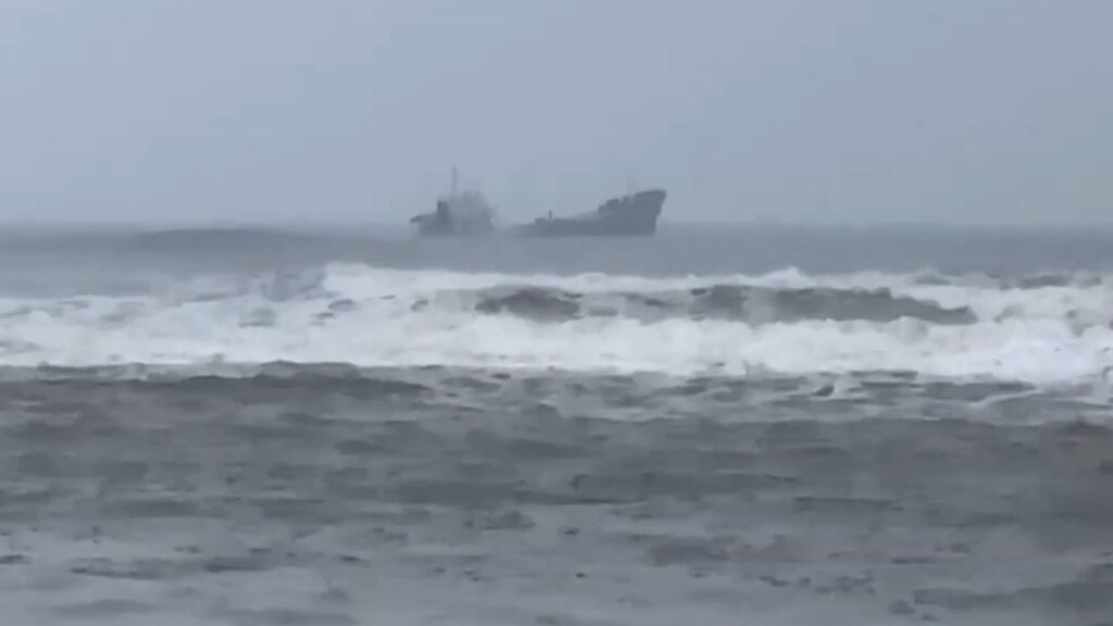 ベトナムで機関室浸水のトラブルに見舞われた貨物船、沈没回避で座礁